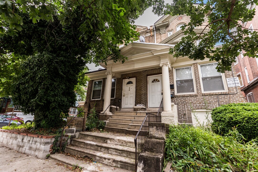 232 S 46th St in Philadelphia, PA - Building Photo