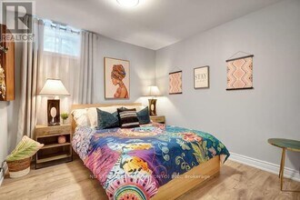 25 Duncannon Dr in Toronto, ON - Building Photo - Building Photo