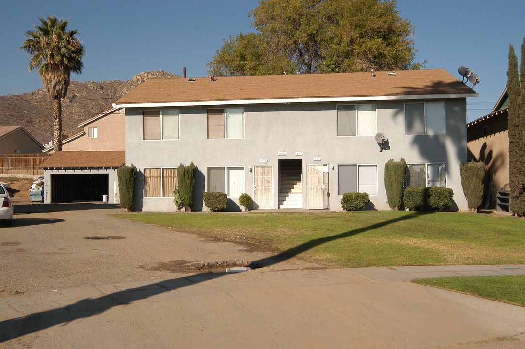 263-306 Berkeley Ct in Colton, CA - Foto de edificio