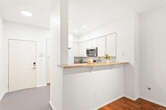 6400 Crescent Park E, Unit 121 in Los Angeles, CA - Building Photo - Building Photo