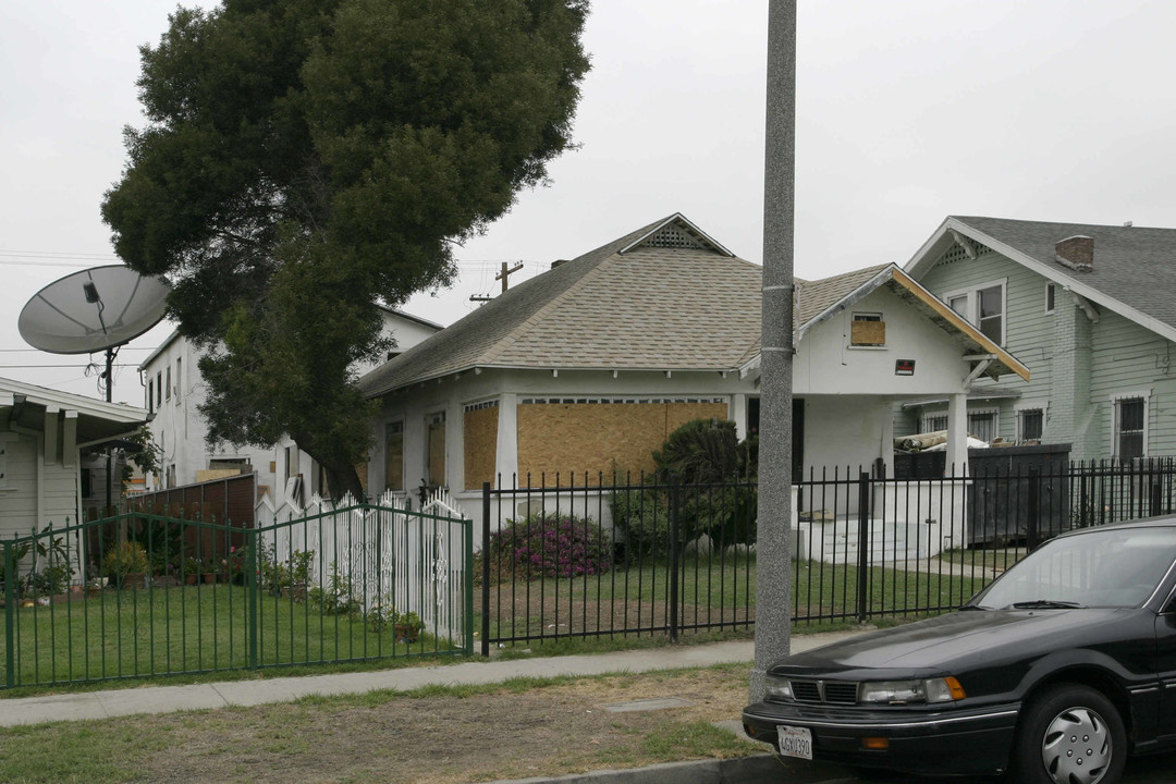 1577 W 46th St in Los Angeles, CA - Building Photo