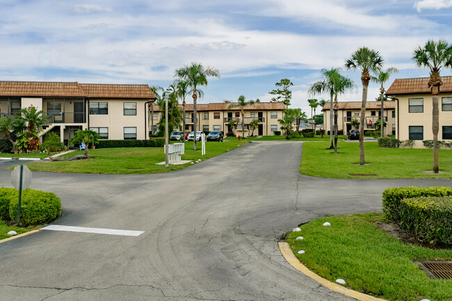 Lucerne Lakes Golf Colony Condos in Lake Worth, FL - Foto de edificio - Building Photo