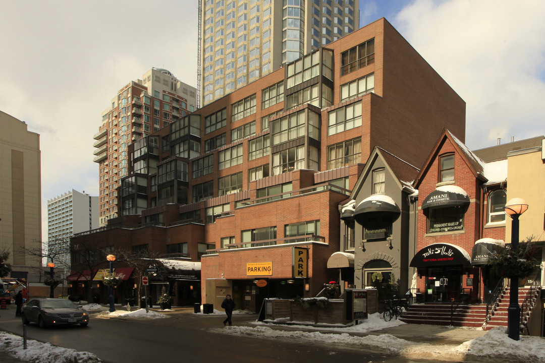 Renaissance Court in Toronto, ON - Building Photo