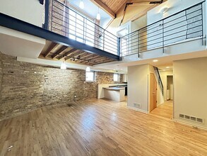 933 W Irving Park Rd, Unit 6D in Chicago, IL - Building Photo - Building Photo