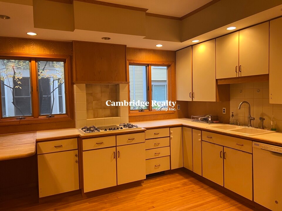 12 Sumner Rd, Unit A in Cambridge, MA - Building Photo