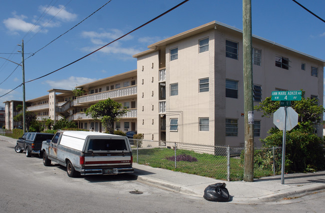 Cairns Apartments in Miami, FL - Building Photo - Building Photo