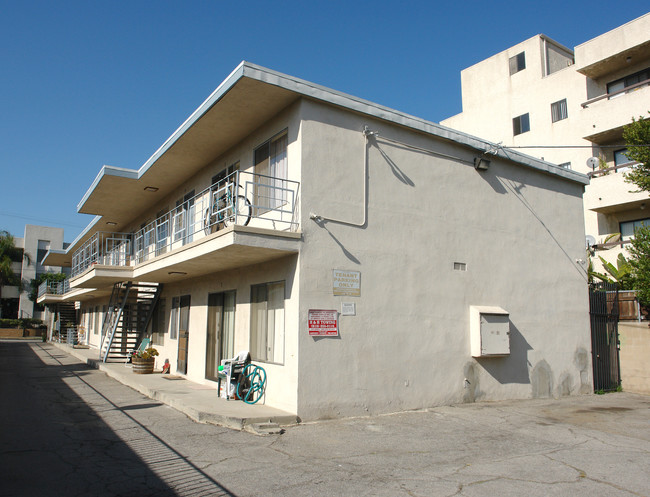 5060 Bakman Ave in North Hollywood, CA - Building Photo - Building Photo