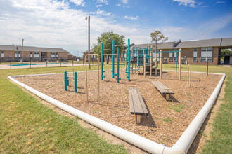 Bellaire Apartments in Lawton, OK - Foto de edificio - Building Photo