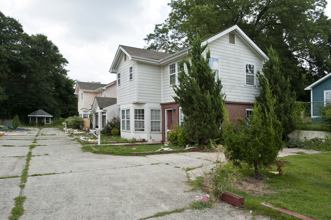 Manor Partners Apartments in Atlanta, GA - Building Photo - Building Photo