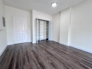 7707 NW 7th St, Unit 2-406 in Miami, FL - Foto de edificio - Building Photo