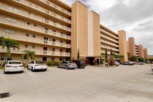 300 NE 12th Ave in Hallandale Beach, FL - Building Photo