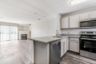 Eastpointe Lakes Apartments and Townhomes in Blacklick, OH - Foto de edificio - Building Photo