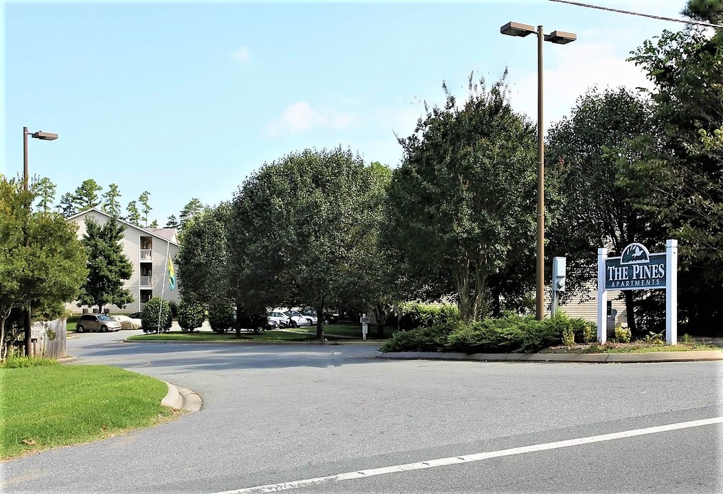 The Pines Apartments in Graham, NC - Foto de edificio