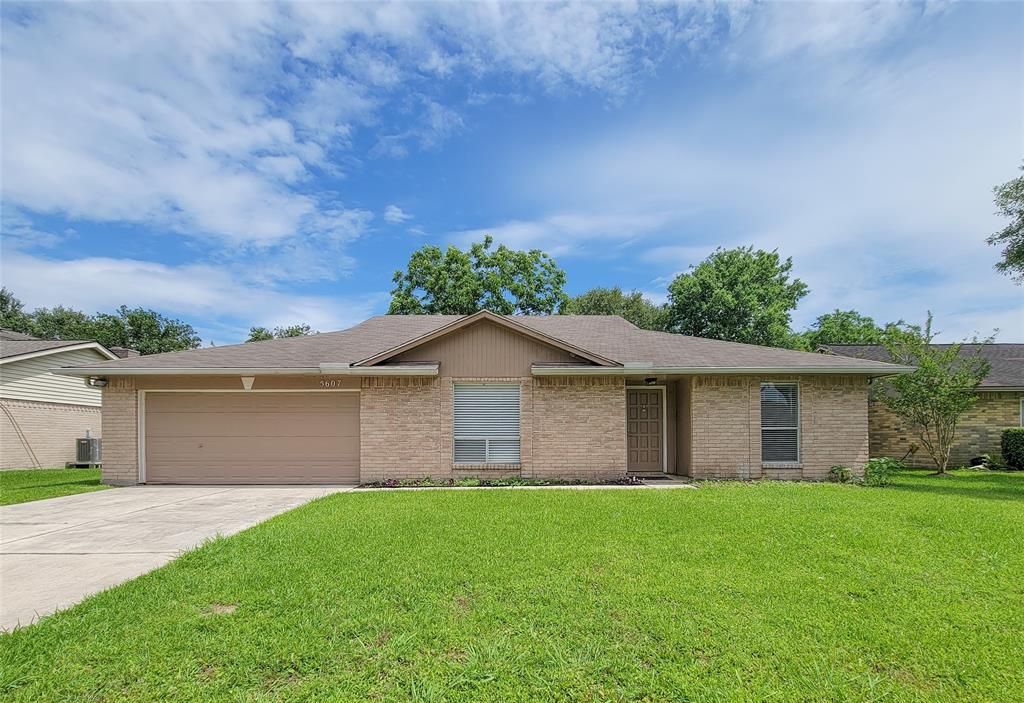 5607 Country Green St in League City, TX - Building Photo