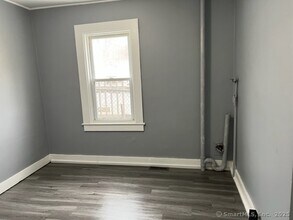103 Elm St in Winchester, CT - Foto de edificio - Building Photo