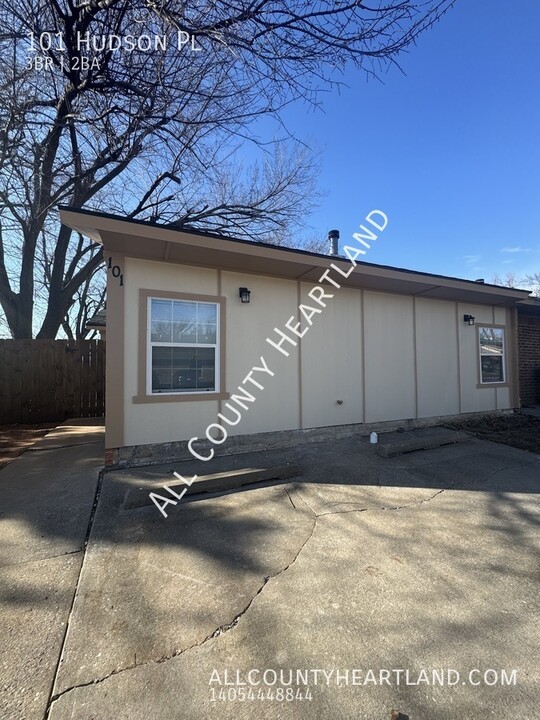 101 Hudson Pl in Midwest City, OK - Building Photo