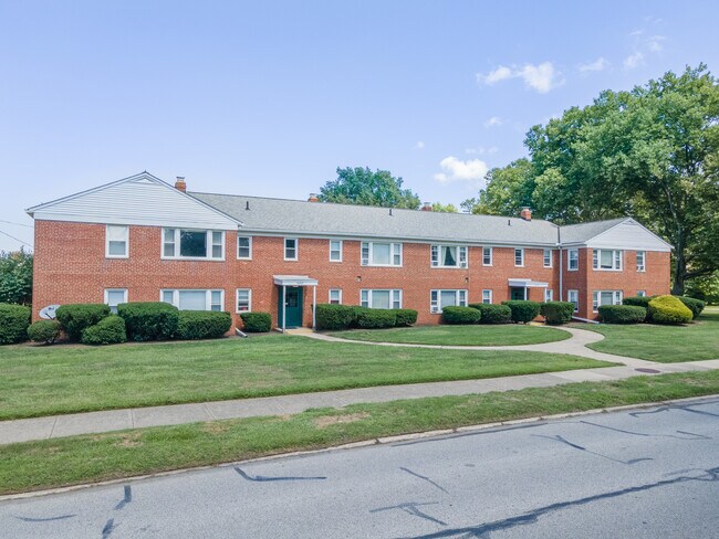Emerald Village Apartments in Willoughby, OH - Building Photo - Building Photo
