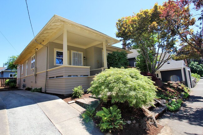 1902 SE 36th Ave in Portland, OR - Building Photo - Building Photo