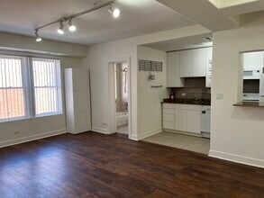 4335 W Irving Park Rd, Unit 208 in Chicago, IL - Building Photo - Building Photo
