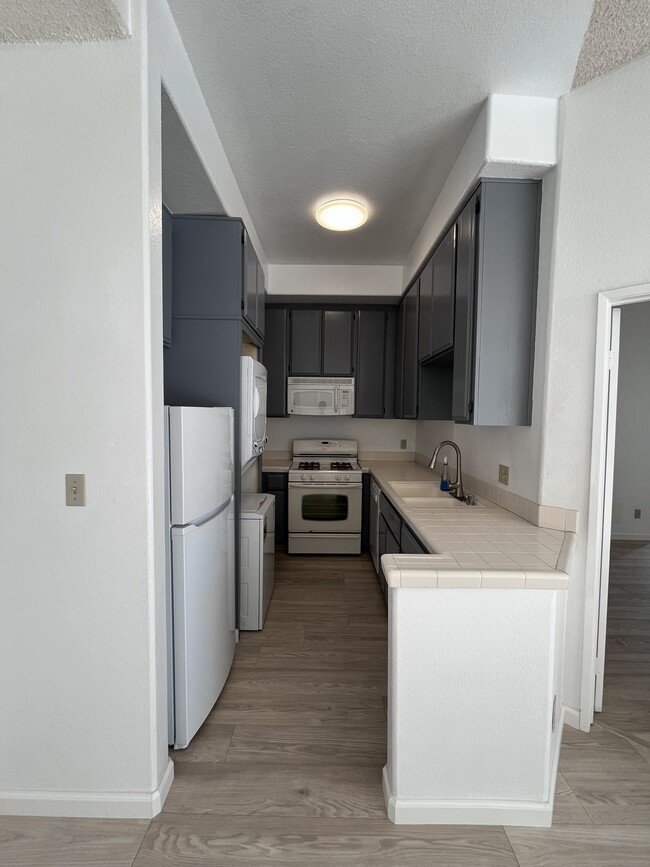 6140 Monterey Rd, Unit 418 in Los Angeles, CA - Building Photo - Building Photo