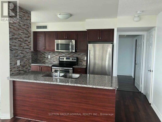 19 Grand Trunk Crescent in Toronto, ON - Building Photo - Building Photo