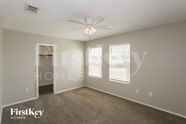 10021 Fox Hill Dr in Fort Worth, TX - Foto de edificio - Building Photo