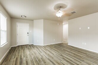 3215 Pedernales Dr in San Antonio, TX - Foto de edificio - Building Photo