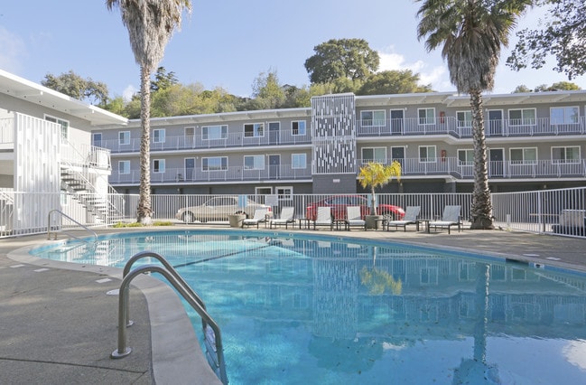 Mattox Apartments in Hayward, CA - Foto de edificio - Building Photo