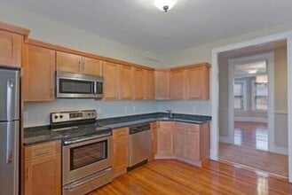 94 Gladstone St, Unit 1 in Boston, MA - Foto de edificio - Building Photo