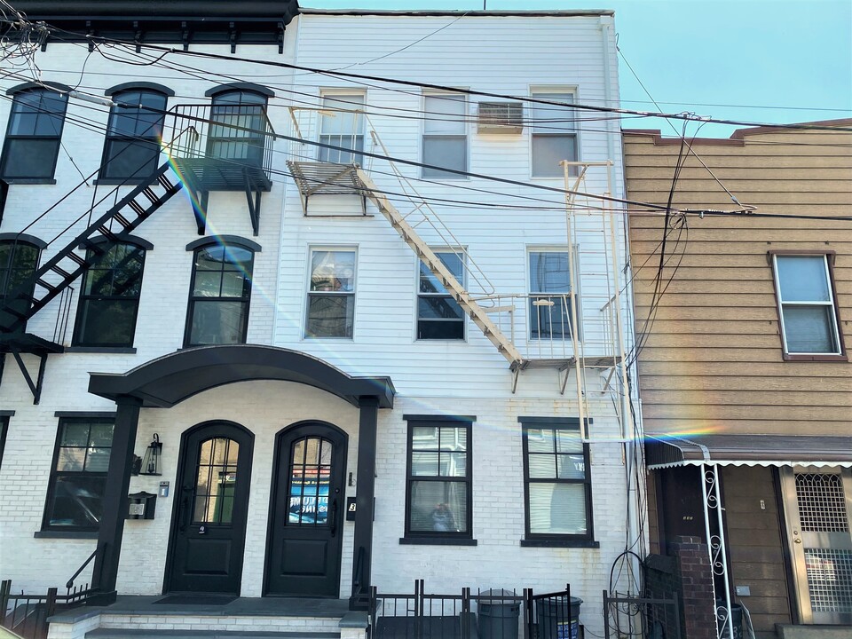 334 Humboldt St in Brooklyn, NY - Building Photo