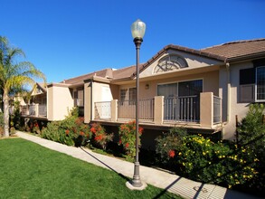 Cypress Villas Apartment Homes in Redlands, CA - Foto de edificio - Building Photo