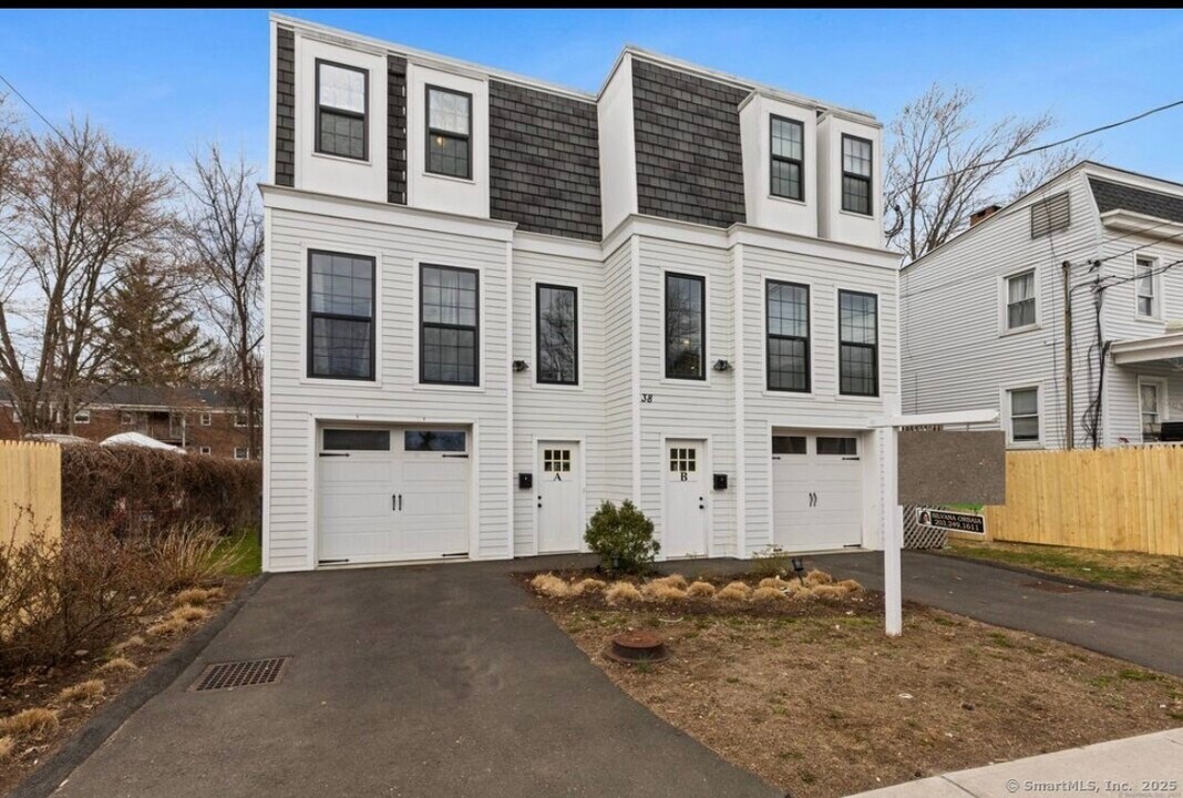38 W Washington Ave in Stamford, CT - Building Photo