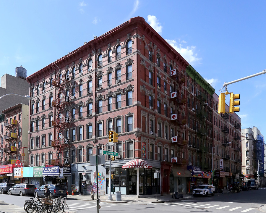 275-277 Broome St in New York, NY - Building Photo