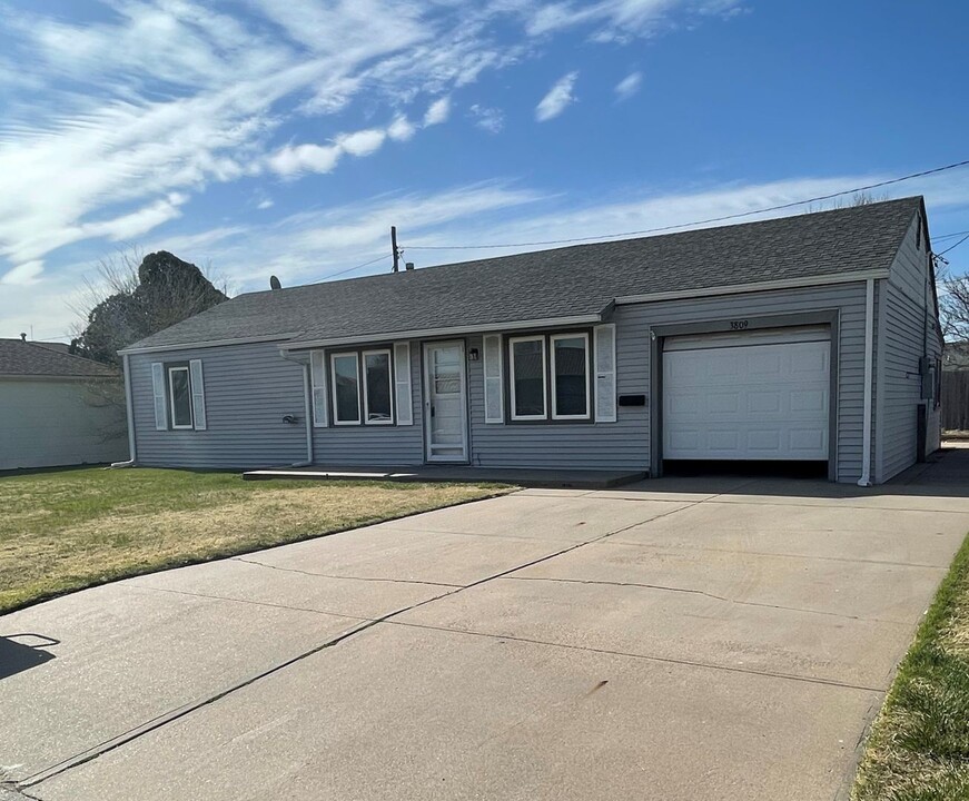 3809 Forest Ave in Great Bend, KS - Building Photo