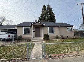 906 S Peach St in Medford, OR - Building Photo