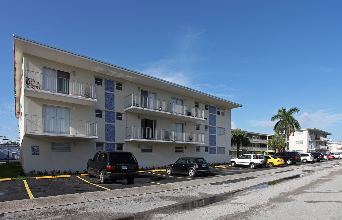 L'Solei in Hallandale Beach, FL - Building Photo