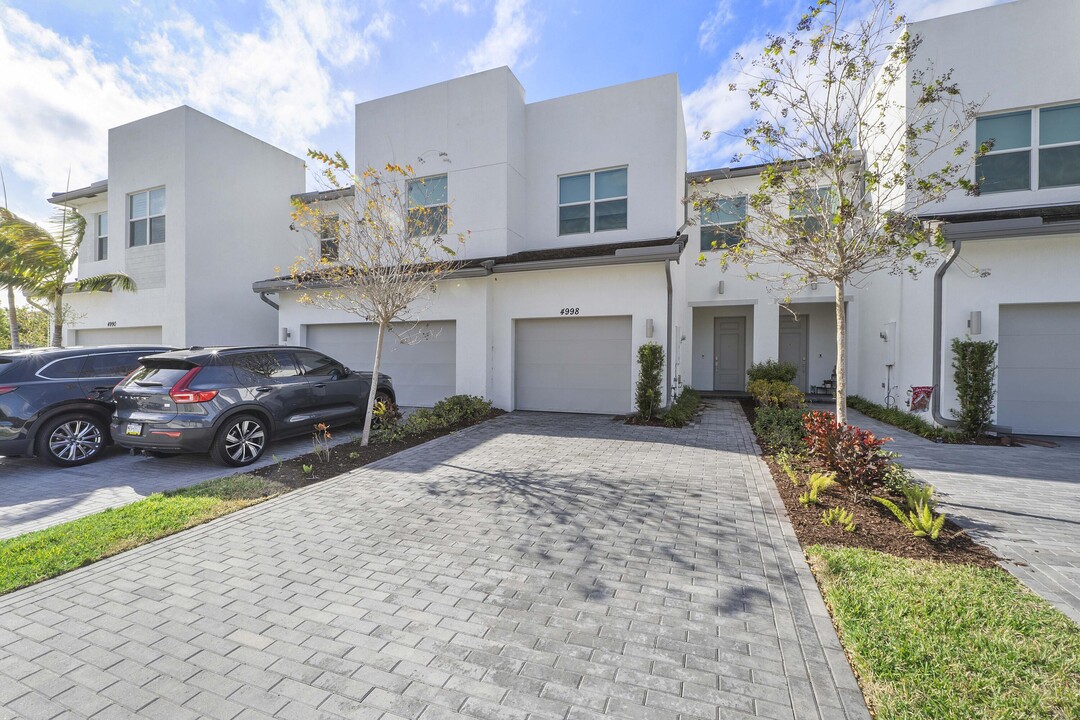 4998 Navali Dr in Wellington, FL - Building Photo