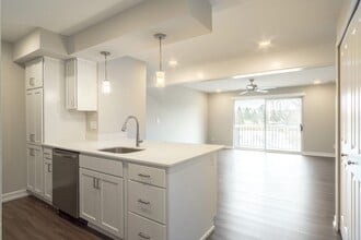 Hillside Apartments in Wixom, MI - Foto de edificio - Building Photo