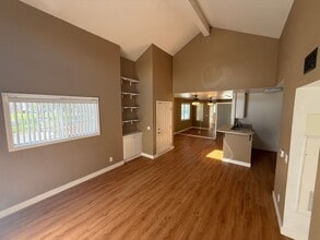 24401 Valle Del Oro in Santa Clarita, CA - Building Photo - Building Photo