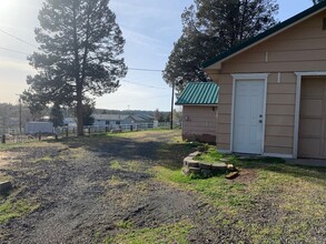 14909 Clover Creek Rd in Klamath Falls, OR - Building Photo - Building Photo