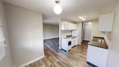 10105-10107 107 Ave in Grande Prairie, AB - Building Photo - Building Photo