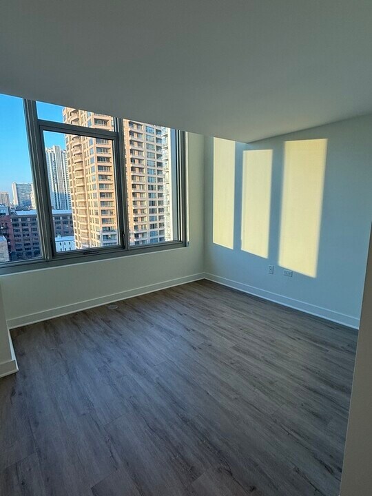 641 W Lake St in Chicago, IL - Building Photo