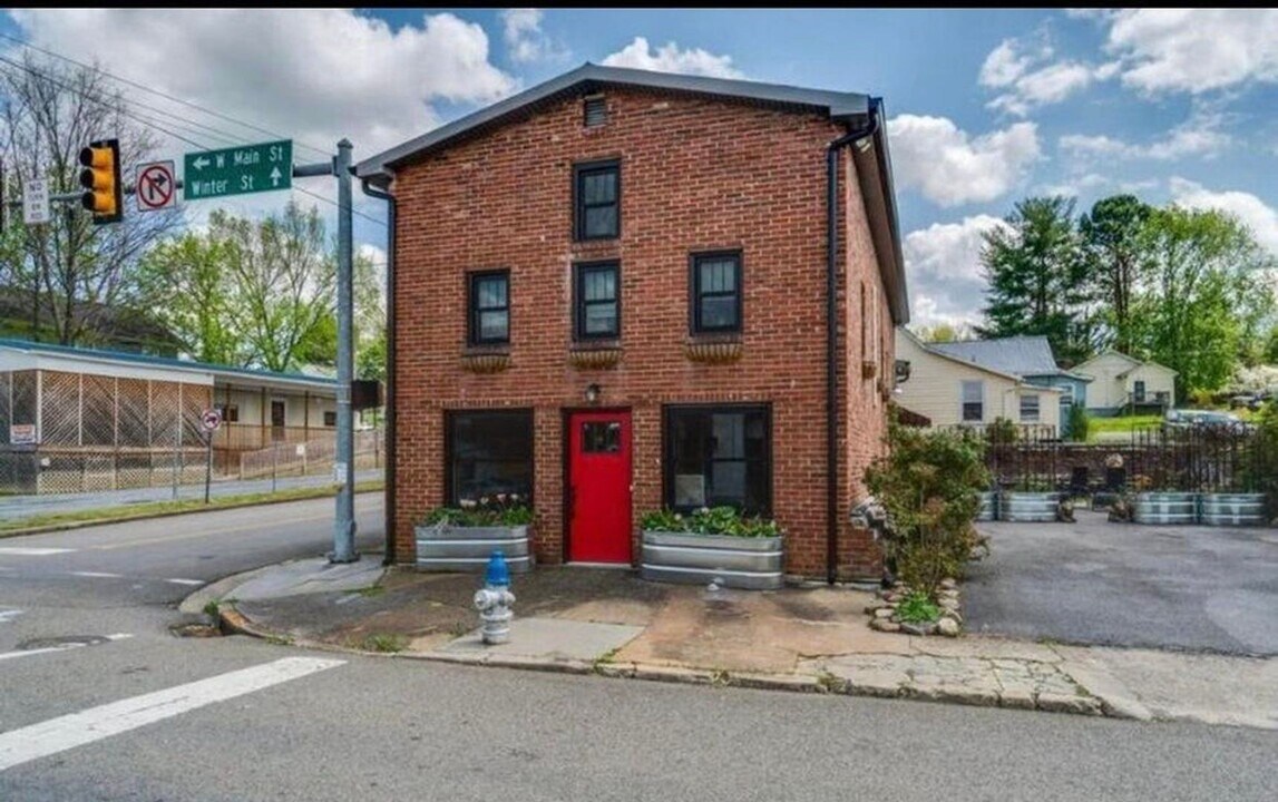 401 W Main St in Johnson City, TN - Building Photo