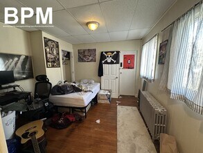 28 Monmouth St, Unit 2 in Boston, MA - Foto de edificio - Building Photo