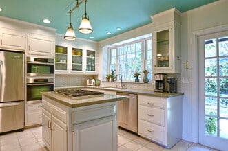 5105 Morella Ave in Valley Village, CA - Building Photo - Building Photo