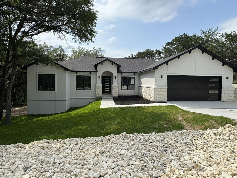 5206 Country Club Dr in Lago Vista, TX - Building Photo