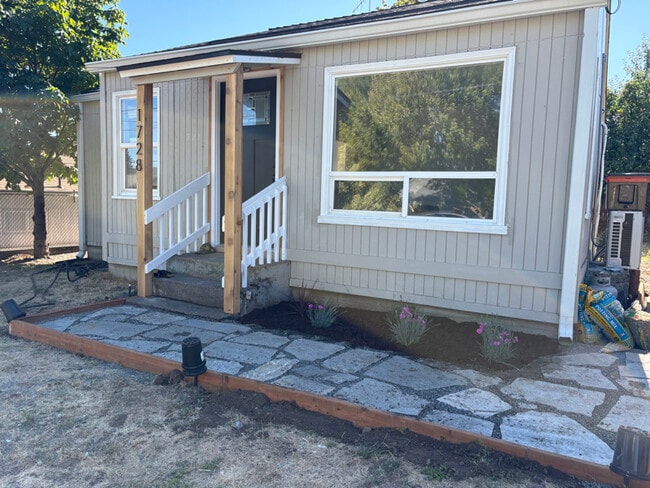 1728 NW Crouch St in Roseburg, OR - Building Photo - Building Photo