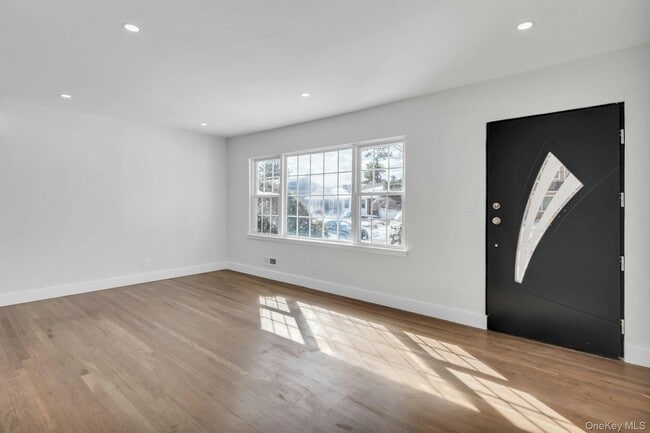 11 Barbara Dr in South Farmingdale, NY - Building Photo - Building Photo