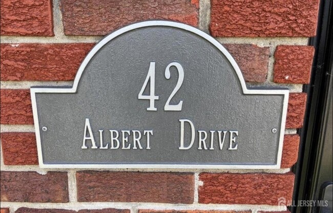 42 Albert Dr in Sayreville, NJ - Building Photo - Building Photo