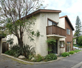 2448 Elden Ave in Costa Mesa, CA - Foto de edificio - Building Photo